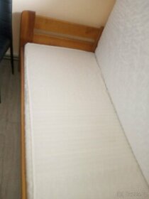 Dřevěna postel
