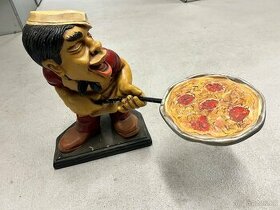 Dřevěná socha pizzaře
