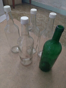 Skleněné lahve a šroubovací sklenice