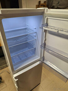 Prodám chladničku s mrazničkou BEKO CSA 240 M21W