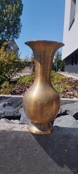 Dekorativní mosazný vazů – vintage styl