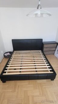 Manželská postel 180×200 s lamelami – černá ekokůže