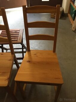 2× dřevěné jídelní židle (styl IKEA) – masivní borovice