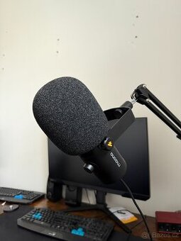 Maono PD400X společně s držákem.