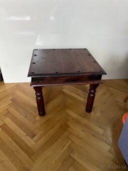 Masivní stylový stolek