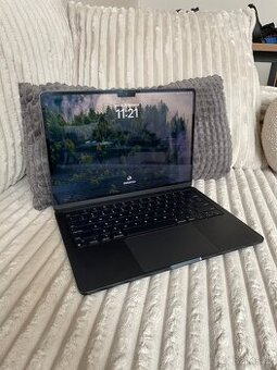 MacBook Air M2 (2022) – 8 GB RAM, 99 % baterie, bez nabíječk