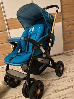 Sportovni kočarek s přehazovací rukojeti