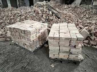 Šamotové cihly, krb, udírna 100 let staré