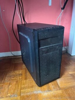 Tichý starší herní počítač