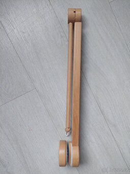 Dřevěné rameno k postýlce