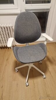 HATTEFJÄLL Kancelářská židle s područkami, Gunnared šedá