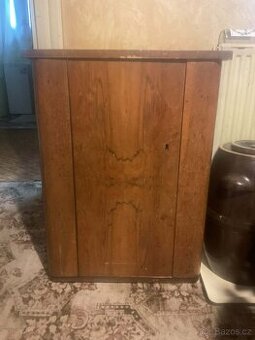 Prodám šicí stroj s pedálem