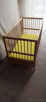 Dětská stavitelná postýlka s matrací.