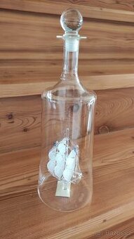 Skleněná karafa s plachetnicí