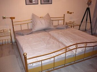 Mosazná manželská postel