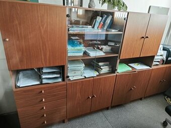 Kancelářský nábytek: stůl, komoda...