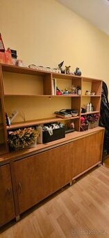 Předsíňová policová stěna