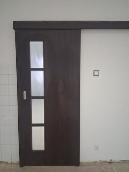 Tmavě hnědé zasunovací, zašupovací dveře  na zárubně 80cm