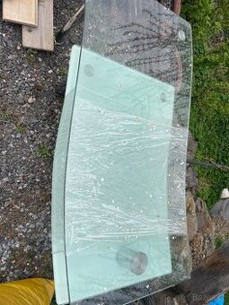 Skleněný konferenční stolek