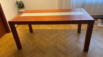 Dřevěný stůl s vloženým sklem