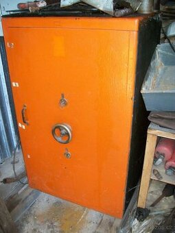 PRODÁM   velký  silnostěnný   ocelový  TREZOR