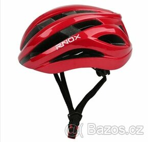 Červená cyklistická helma.