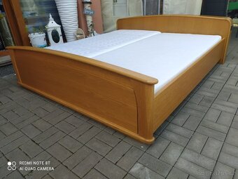 POSTEL MASIV S POLOHOVACÍMI ROŠTY A MOLIT. MATRACEMI 180x200
