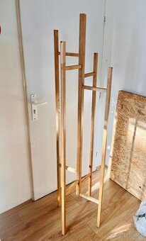 Stojan vesak na kabáty z masivního dubu