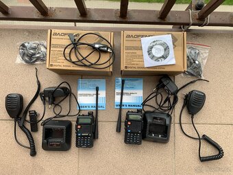 2x radiostanice Baofeng UV-5R s kompletním příslušenstvím