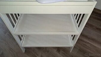 Přebalovací pult s podložkou, doplňky a kojeneckou váhou