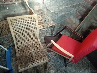 Židle IKEA a staré křeslo na opravu