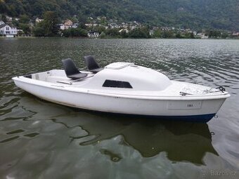 Loď s kajutou