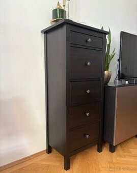 KOMODA IKEA HEMNES HNĚDOČERNÁ