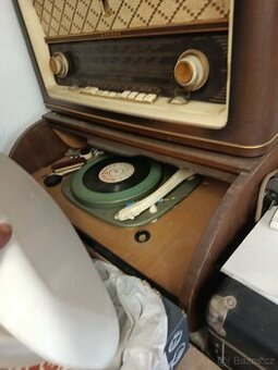 Staré rádio gramofon a zemědělské naradi