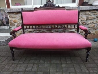 Starožitná sofa po renovaci.