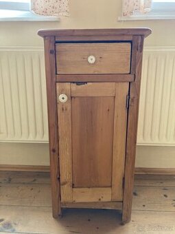 vintage dřevěný noční stolek