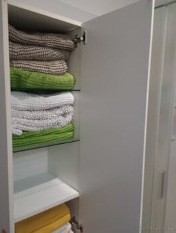 Vysoká koupelnová skříňka