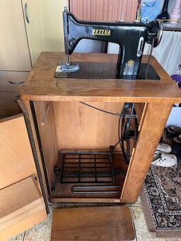 Starý šicí stroj Zetina