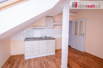 pronájem bytu podkrovní 1+1 53 m2 v centru Kolína