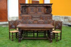 Jídelna z příborníku, šesti židlí a rozkládacího stolu.