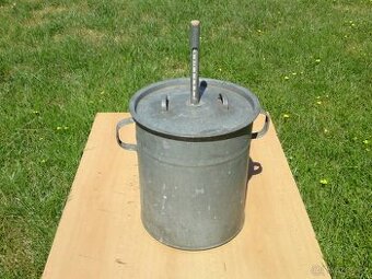 Stará plechová vana a zavařovací hrnec s teploměrem