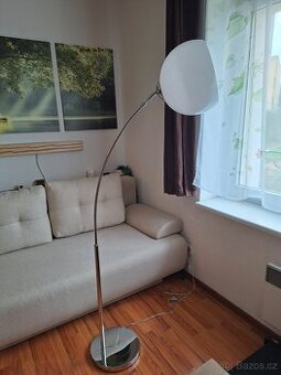 Velká stojací lampa
