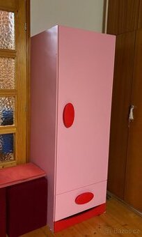 Růžová dětská postel a skříň IKEA