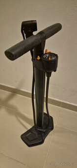 SKS Airworx 10.0 dílenská pumpa – kovový válec, přesný manom