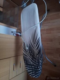 Žehlicí prkno s elektrickou zásuvkou