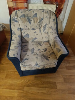 PĚKNÉ NEPOŠKOZENÉ KŘESLO