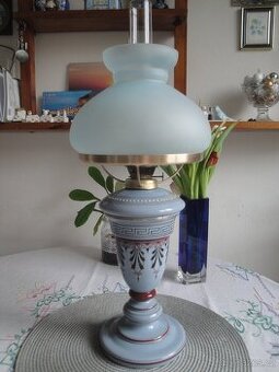 překrásná stará malovaná petrolejová lampa