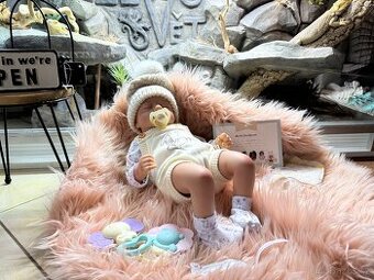 Luxusní realistická panenka v kulichu N.O.V.Á.