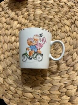 Starý sběratelský dětský RETRO HRNEK – děti na tříkolce