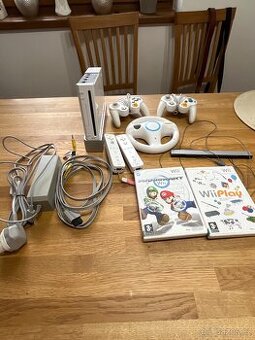Nintendo Wii + 2 hry a bohaté příslušenství